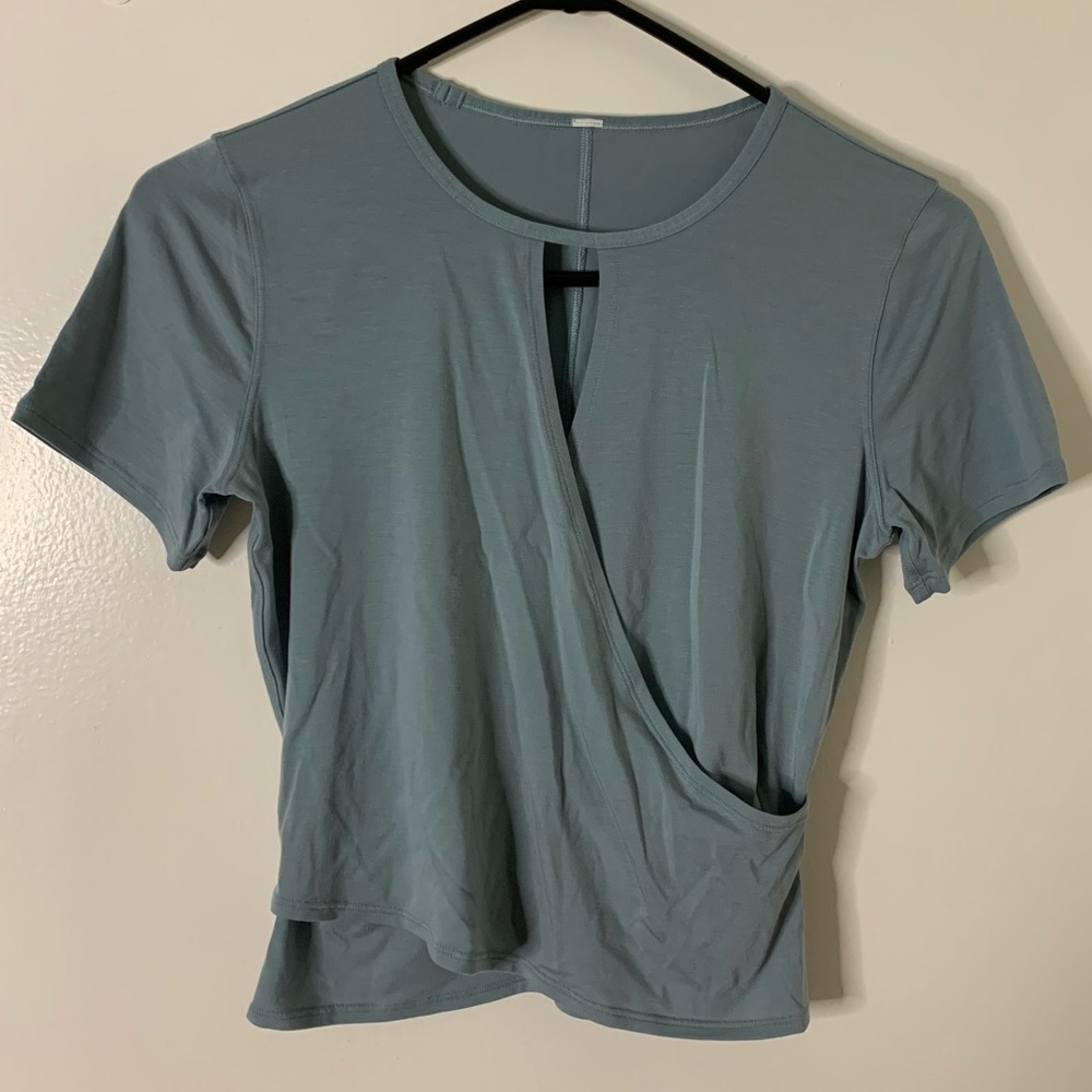 Lululemon workout crop top